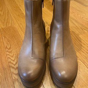 Taos Downtown Leather Boot Size EU 39 (US 8-8.5) in Tan